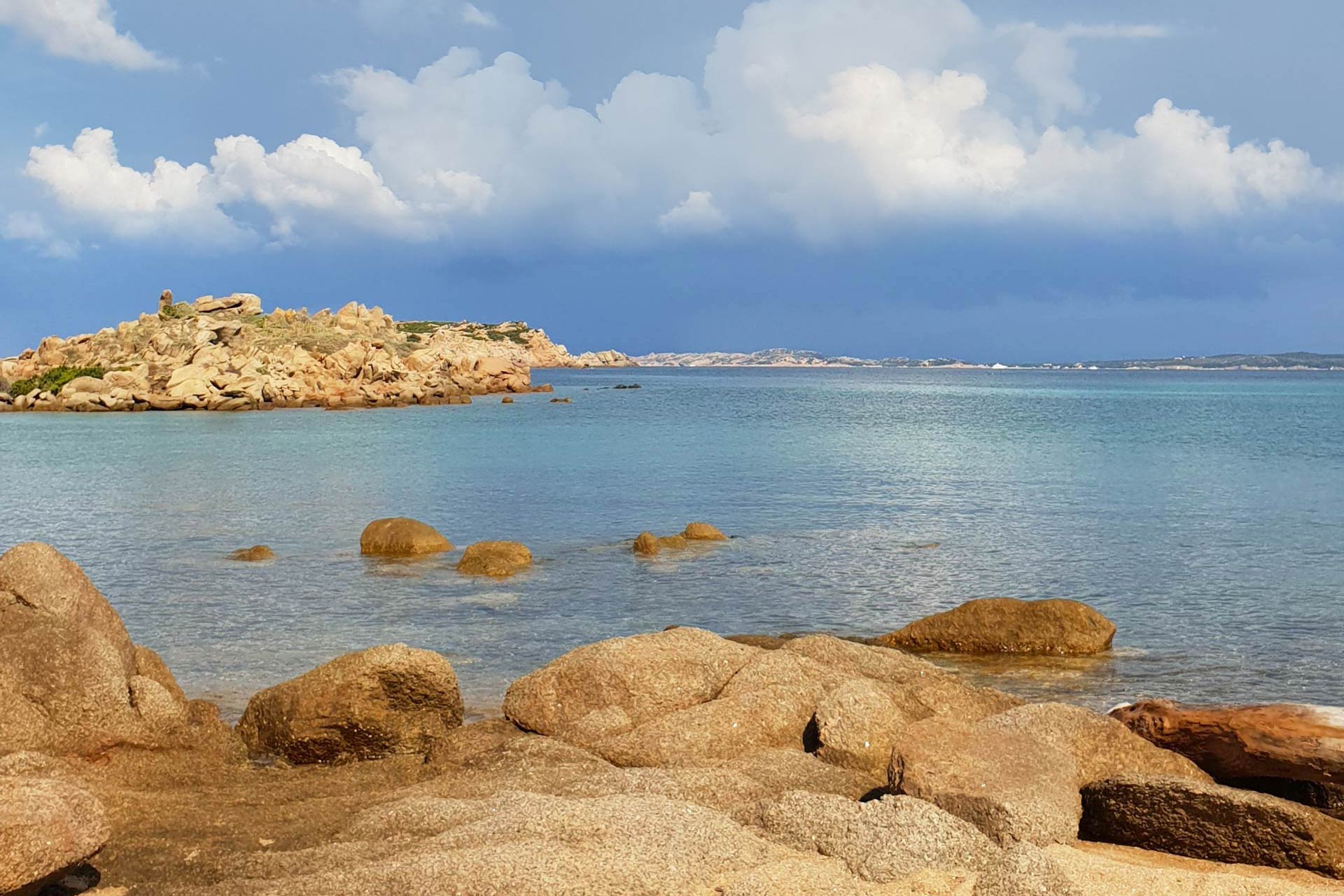 La Maddalena Archipelago ✓ Spiaggia dell'Isuledda nell'Arcipelago di La Maddalena