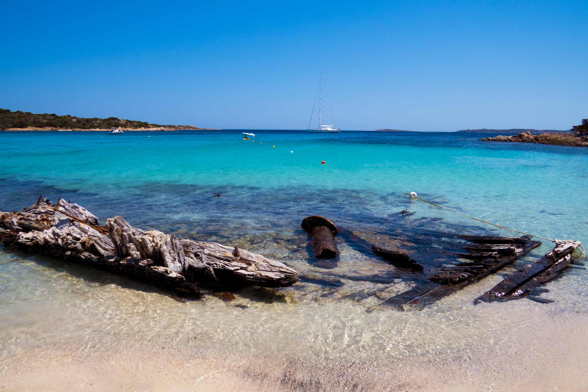 La Maddalena Archipelago ✓ Spiaggia del Relitto a Caprera nell'Arcipelago di La Maddalena