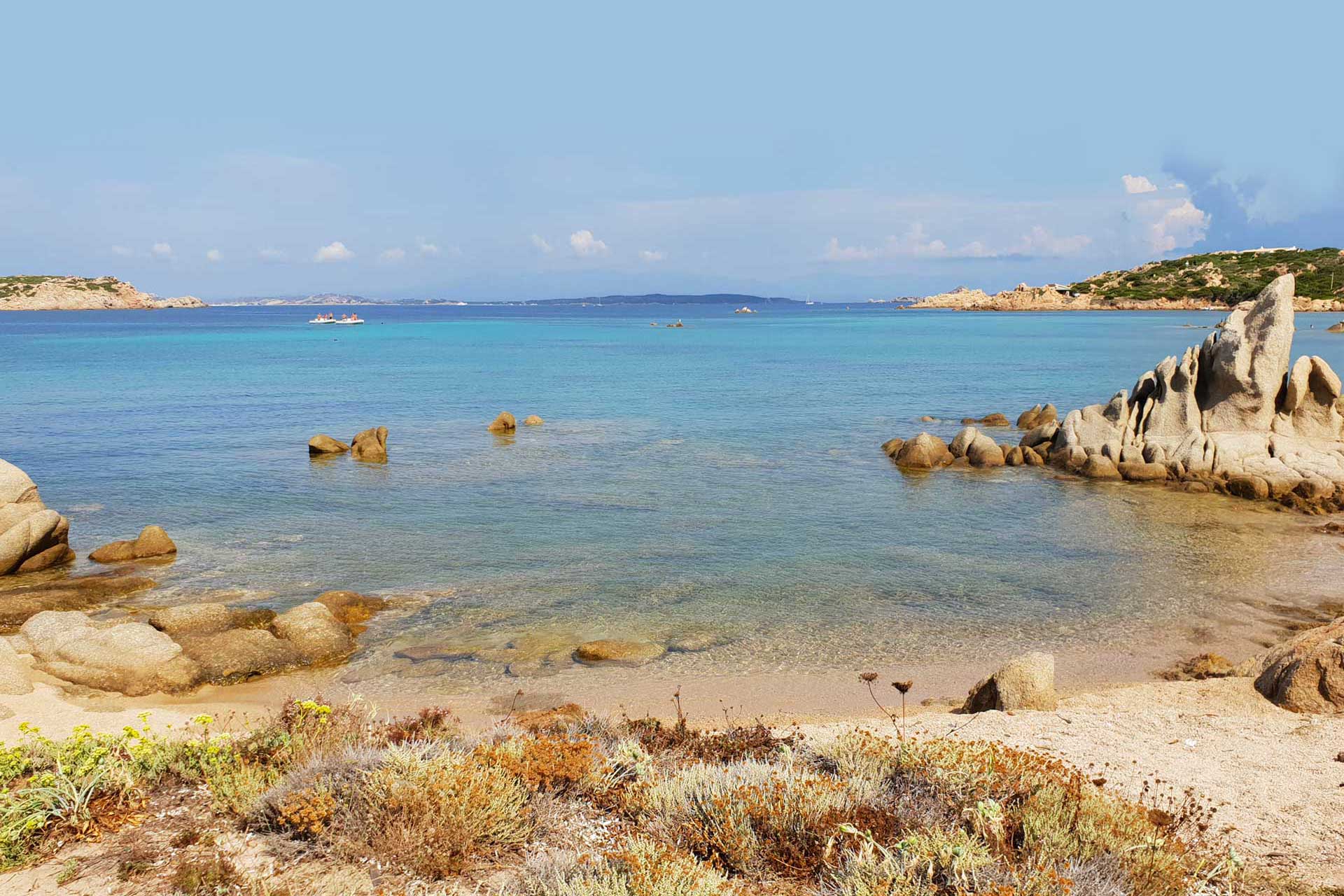 La Maddalena Archipelago ✓ Spiaggia dell'Alberello nell'Arcipelago di La Maddalena