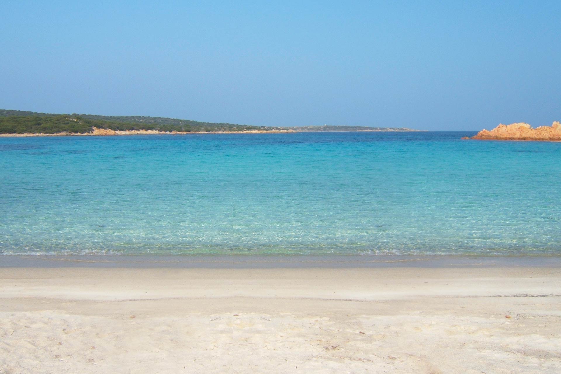 La Maddalena Archipelago ✓ Spiaggia di Cala Andreani a Caprera nell'Arcipelago di La Maddalena