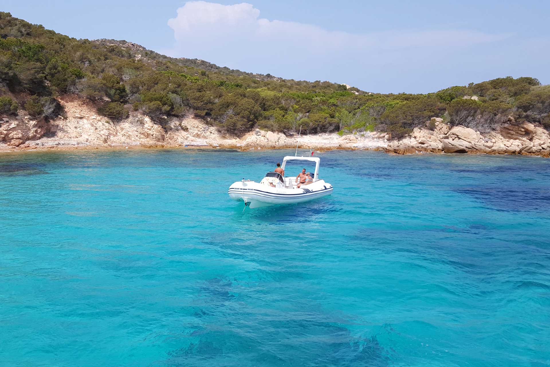 La Maddalena Archipelago ✓ Spiaggia di Cala Lunga - Isola di Razzoli nell'Arcipelago di La Maddalena