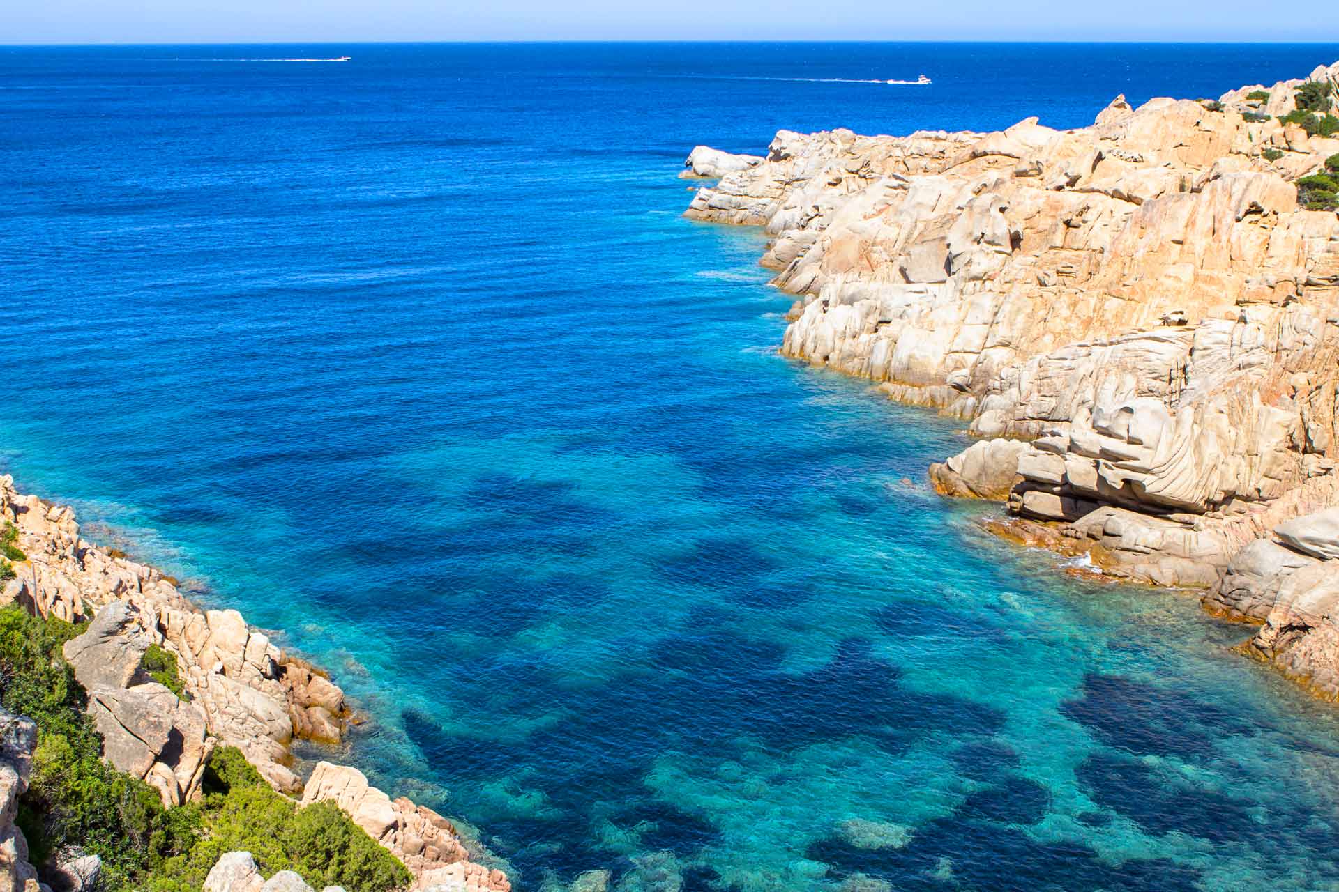 La Maddalena Archipelago ✓ Spiaggia di Cala Brigantina a Caprera nell'Arcipelago di La Maddalena
